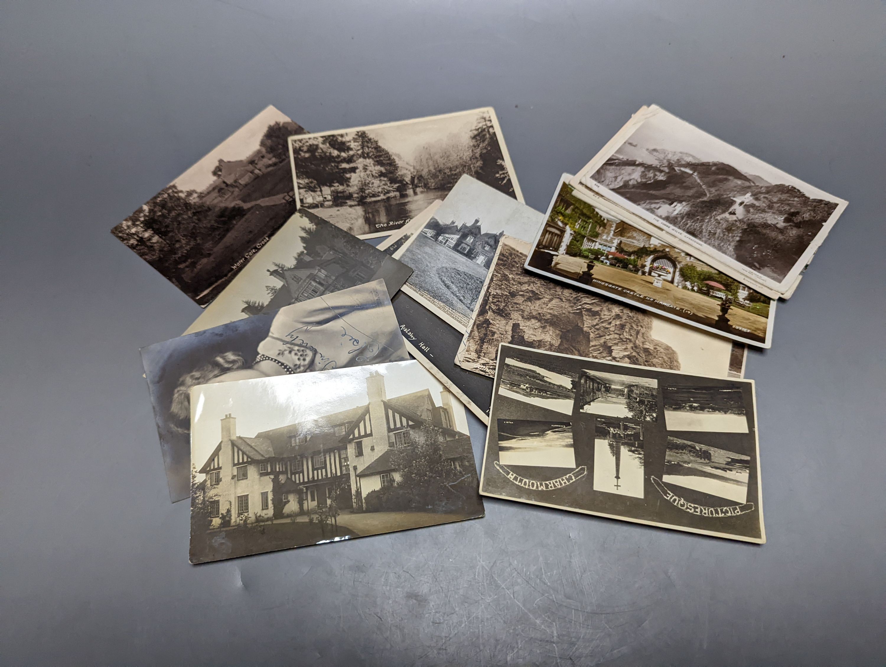 A quantity of loose postcards